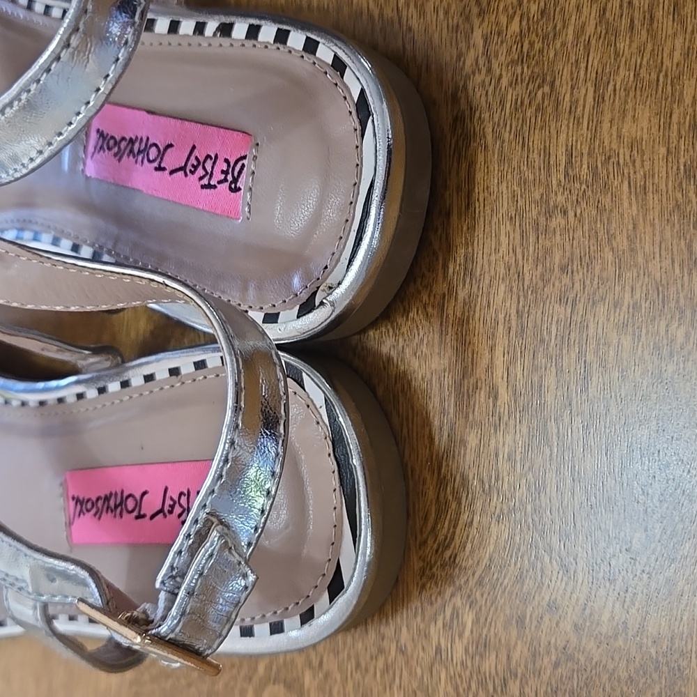 Betsey Johnson Gloww Sandals, size 7, new w/o box - Picture 6 of 7